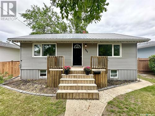 327 4Th Avenue S, Weyburn, SK - Outdoor