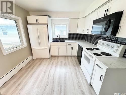 327 4Th Avenue S, Weyburn, SK - Indoor Photo Showing Kitchen