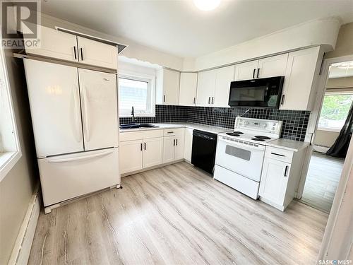 327 4Th Avenue S, Weyburn, SK - Indoor Photo Showing Kitchen