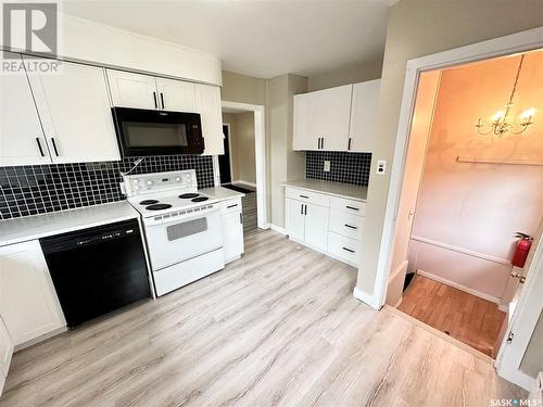 327 4Th Avenue S, Weyburn, SK - Indoor Photo Showing Kitchen