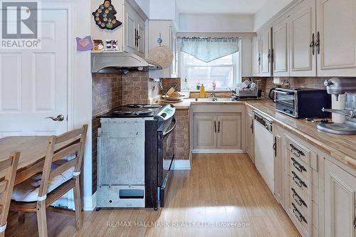 25 Honeybourne Crescent, Markham, ON - Indoor Photo Showing Kitchen With Double Sink