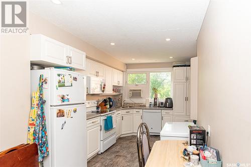 5 4 Neill Place, Regina, SK - Indoor Photo Showing Kitchen