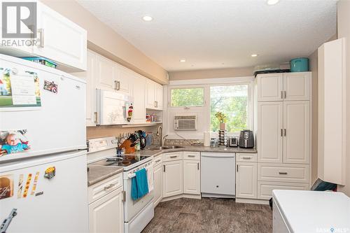 5 4 Neill Place, Regina, SK - Indoor Photo Showing Kitchen With Double Sink