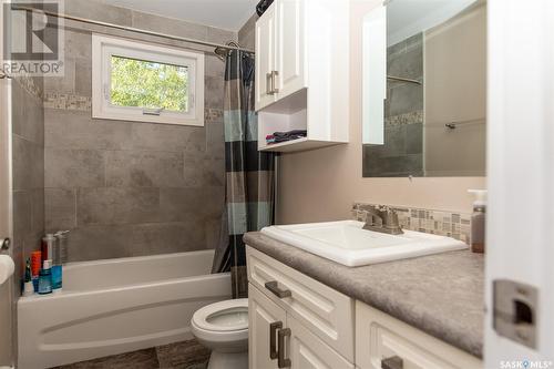 5 4 Neill Place, Regina, SK - Indoor Photo Showing Bathroom