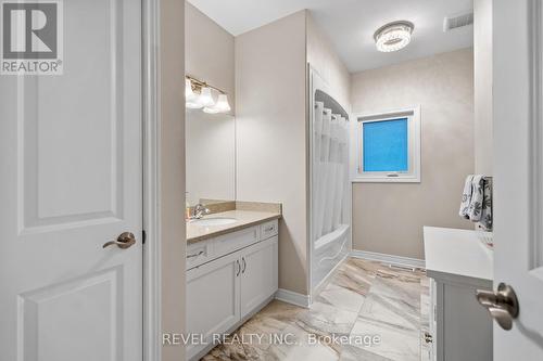 8943 Black Forest Crescent, Niagara Falls, ON - Indoor Photo Showing Bathroom