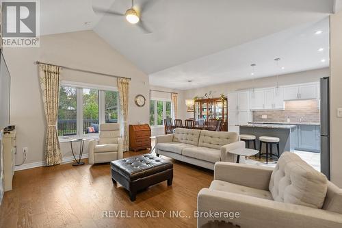 8943 Black Forest Crescent, Niagara Falls, ON - Indoor Photo Showing Living Room