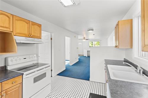 325 Aberdeen Avenue, Winnipeg, MB - Indoor Photo Showing Kitchen With Double Sink