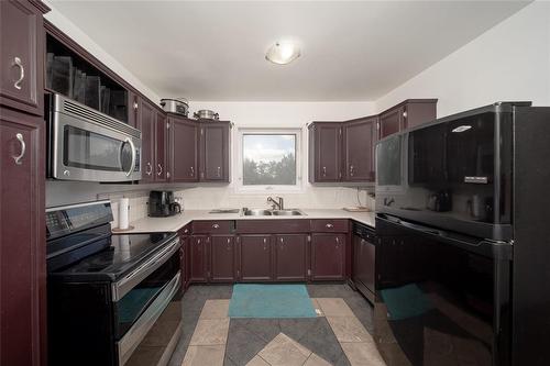 40093 Road 34N Road, La Broquerie, MB - Indoor Photo Showing Kitchen With Double Sink