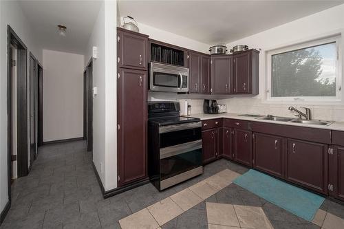 40093 Road 34N Road, La Broquerie, MB - Indoor Photo Showing Kitchen With Double Sink