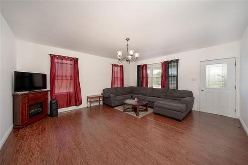 40093 Road 34N Road, La Broquerie, MB - Indoor Photo Showing Living Room