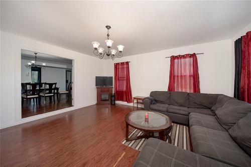 40093 Road 34N Road, La Broquerie, MB - Indoor Photo Showing Living Room