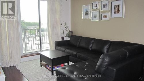407 - 200 Besserer Street, Ottawa, ON - Indoor Photo Showing Living Room