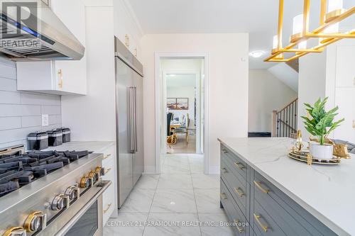 27 Puffin Crescent, Brampton, ON - Indoor Photo Showing Kitchen With Upgraded Kitchen