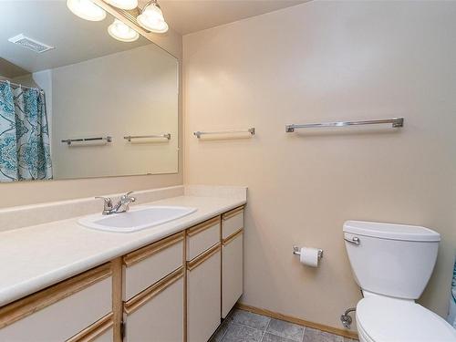 212-1655 Begbie St, Victoria, BC - Indoor Photo Showing Bathroom