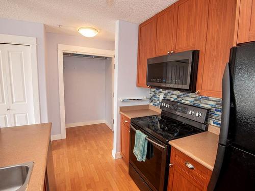 321-2829 Peatt Rd, Langford, BC - Indoor Photo Showing Kitchen