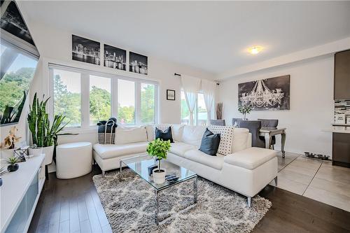 4199 Cherry Heights Boulevard, Beamsville, ON - Indoor Photo Showing Living Room