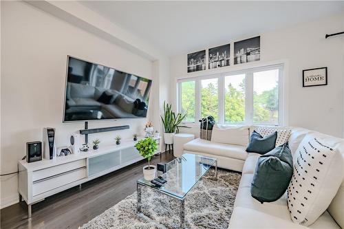 4199 Cherry Heights Boulevard, Beamsville, ON - Indoor Photo Showing Living Room