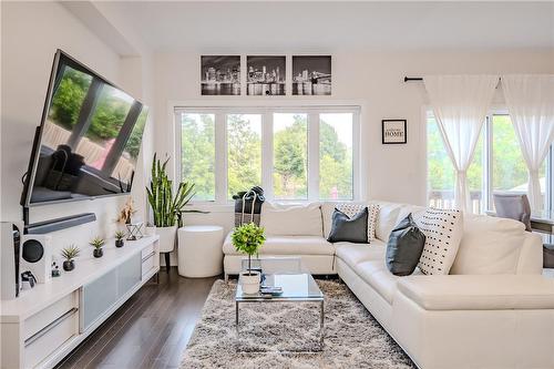 4199 Cherry Heights Boulevard, Beamsville, ON - Indoor Photo Showing Living Room