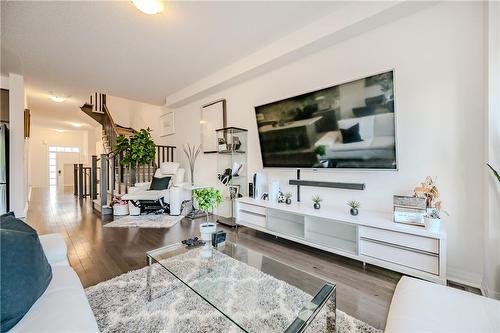 4199 Cherry Heights Boulevard, Beamsville, ON - Indoor Photo Showing Living Room