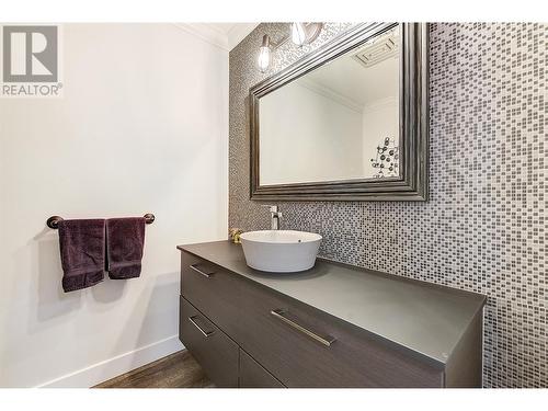 1610 Highland Drive N, Kelowna, BC - Indoor Photo Showing Bathroom