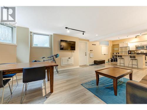 1610 Highland Drive N, Kelowna, BC - Indoor Photo Showing Living Room