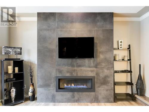 1610 Highland Drive N, Kelowna, BC - Indoor Photo Showing Living Room With Fireplace