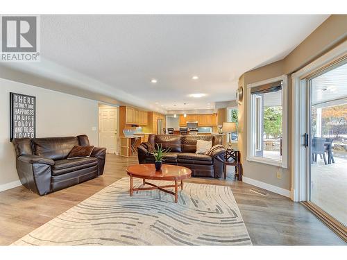 1610 Highland Drive N, Kelowna, BC - Indoor Photo Showing Living Room