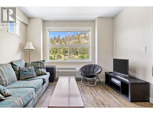 1477 Glenmore Road N Unit# 201B, Kelowna, BC - Indoor Photo Showing Living Room
