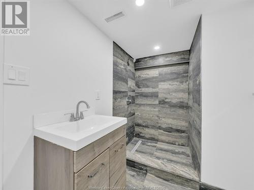 1331 Victoria Avenue, Windsor, ON - Indoor Photo Showing Bathroom