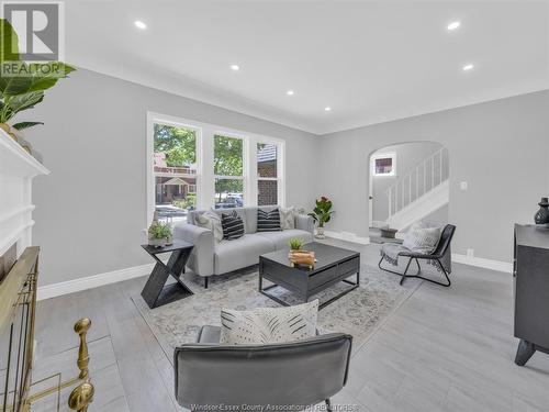 1331 Victoria Avenue, Windsor, ON - Indoor Photo Showing Living Room