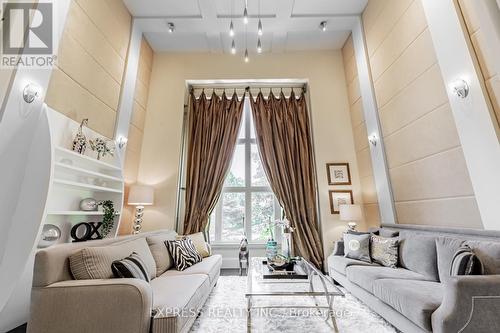 23 Vesta Drive, Richmond Hill, ON - Indoor Photo Showing Living Room