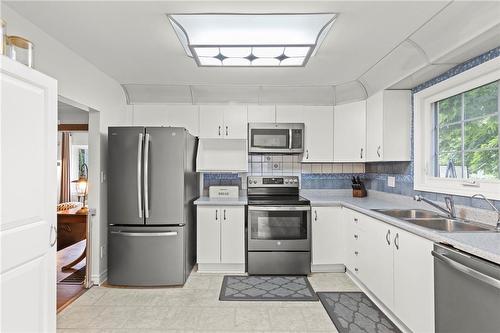 665 Nash Road N, Hamilton, ON - Indoor Photo Showing Kitchen With Double Sink