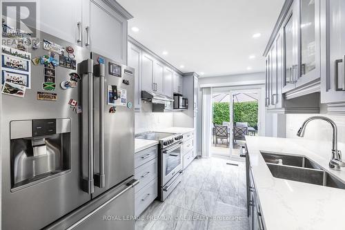 665 Foxwood Trail, Pickering, ON - Indoor Photo Showing Kitchen With Double Sink With Upgraded Kitchen