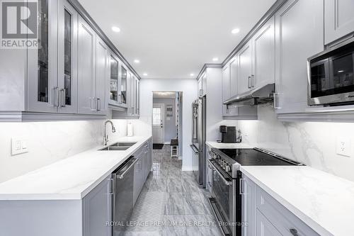 665 Foxwood Trail, Pickering, ON - Indoor Photo Showing Kitchen With Double Sink With Upgraded Kitchen