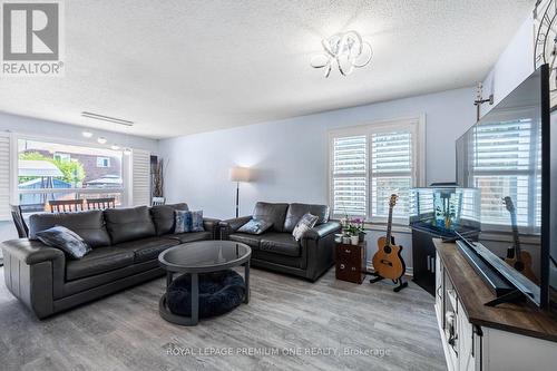 665 Foxwood Trail, Pickering, ON - Indoor Photo Showing Living Room