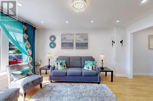 414 Grange Court, Oshawa, ON - Indoor Photo Showing Living Room