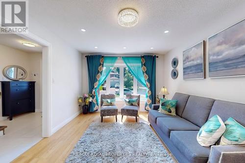 414 Grange Court, Oshawa, ON - Indoor Photo Showing Living Room