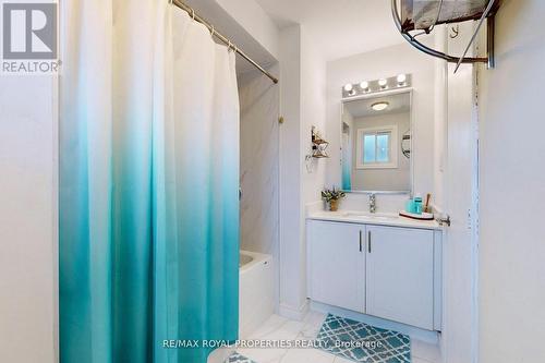 414 Grange Court, Oshawa, ON - Indoor Photo Showing Bathroom