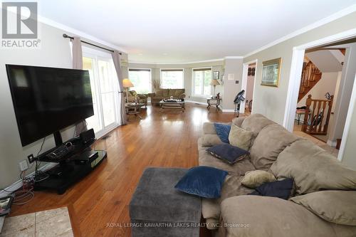 207 Slanted Road, Kawartha Lakes, ON - Indoor Photo Showing Living Room