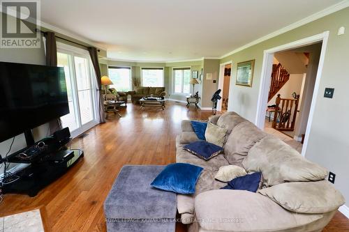 207 Slanted Road, Kawartha Lakes, ON - Indoor Photo Showing Living Room