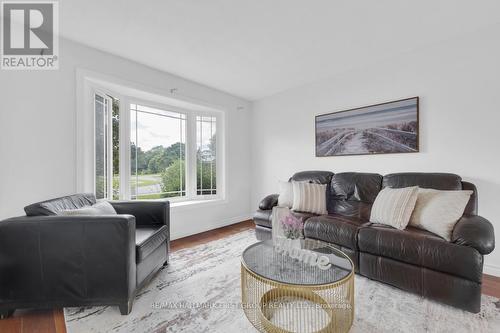 19 Morris Drive, Belleville, ON - Indoor Photo Showing Living Room