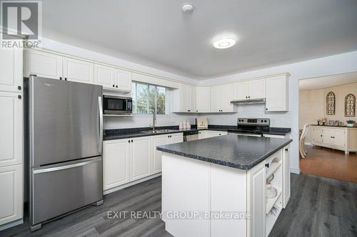 9 Quaker Court, Prince Edward County, ON - Indoor Photo Showing Kitchen With Stainless Steel Kitchen With Double Sink With Upgraded Kitchen