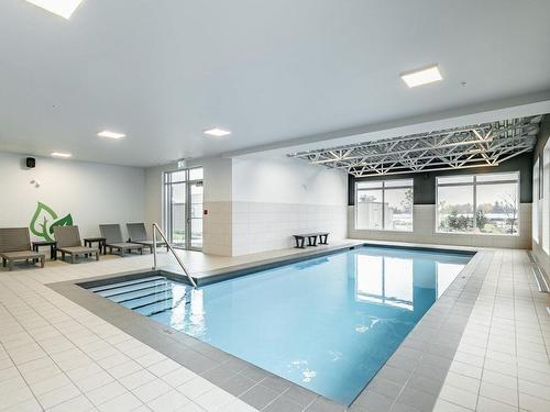 Piscine - 103-13-150 Rue De La Maçonnerie, Châteauguay, QC - Indoor Photo Showing Other Room With In Ground Pool