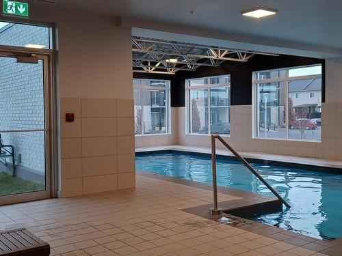 Piscine - 103-13-150 Rue De La Maçonnerie, Châteauguay, QC - Indoor Photo Showing Other Room With In Ground Pool