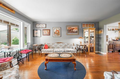 9255 Firehall Frontage Road, Salmon Arm, BC - Indoor Photo Showing Living Room