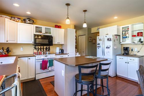 9255 Firehall Frontage Road, Salmon Arm, BC - Indoor Photo Showing Kitchen