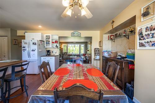 9255 Firehall Frontage Road, Salmon Arm, BC - Indoor Photo Showing Dining Room