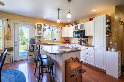 9255 Firehall Frontage Road, Salmon Arm, BC - Indoor Photo Showing Kitchen