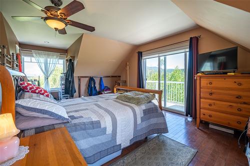 9255 Firehall Frontage Road, Salmon Arm, BC - Indoor Photo Showing Bedroom