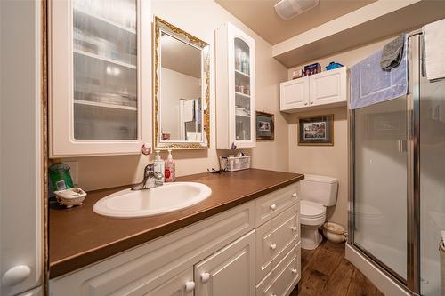 9255 Firehall Frontage Road, Salmon Arm, BC - Indoor Photo Showing Bathroom